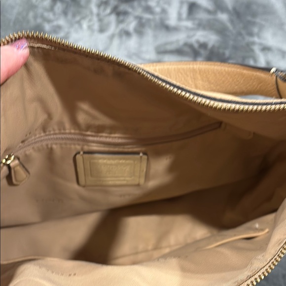 Coach Tan Shoulder Bag with Classic Slouchy Design - Picture 3 of 6
